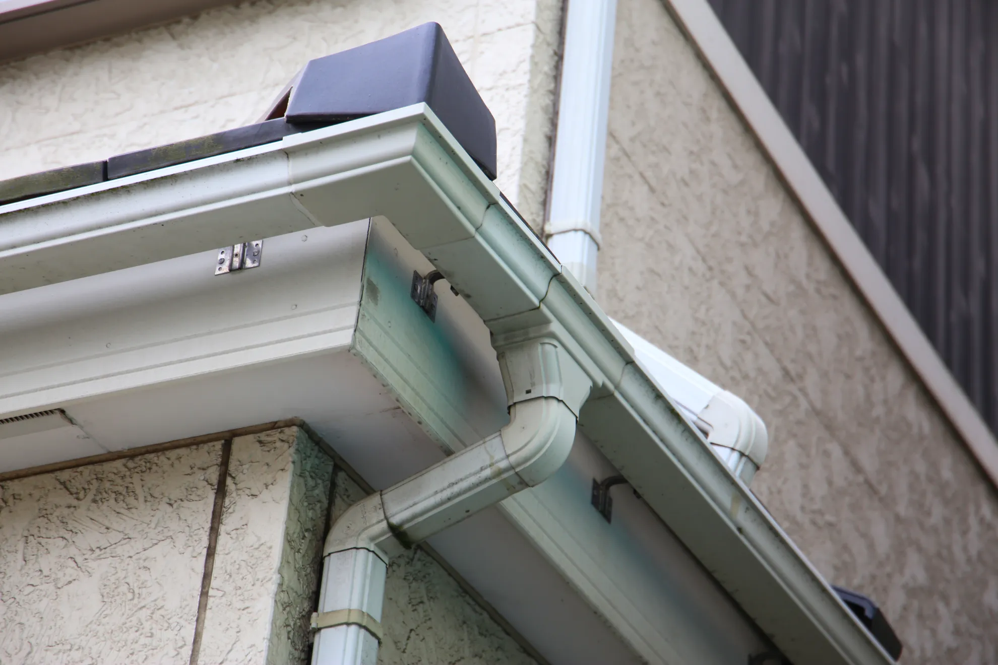 Hidden hangers installed on solid fascia in New Hampshire, New Generation General Construction